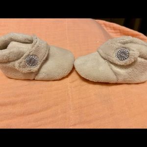 UGG Unisex Bixbee ankle boot. Brand new! Worn once…great condition!